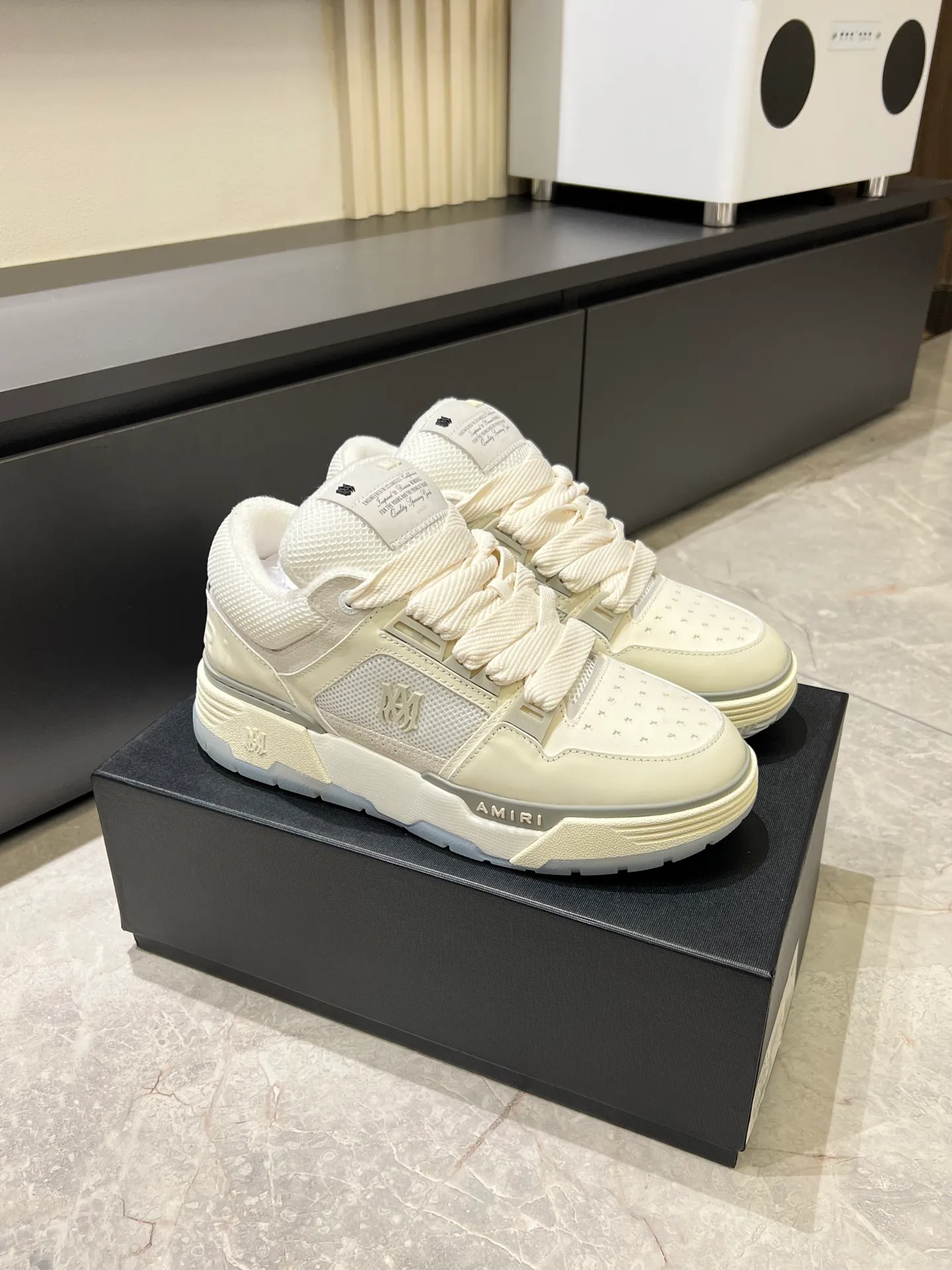 Men's shoes 💰p680 [AMIRI] 2025 spring and summer series new sneakers, new 🆕 bread shoes, bread shoes have a very special big tongue design, thickened outsole, rounded toe, oversized rubber sole and perforated star details, whoever wears them will look better! The appearance is responsible, the feet are retro and handsome! Size: 38-45
